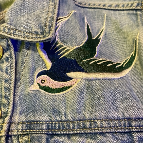 Mo & Co denim jacket with rockabilly patch theme, birds stars dice/ bird & love - Picture 6 of 7